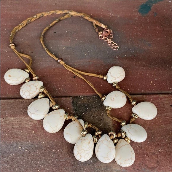 Set. White-crackle stone necklace with earrings. - Picture 6 of 13